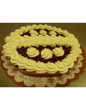 Kersenvlaai harde wener bodem met slagroom heel Kersenvlaai harde wener bodem met slagroom heel